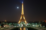 Turyści nie chcą już odwiedzać Paryża. Premier Francji: Przyjeżdżajcie, tu jest bezpiecznie