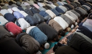 Dwulicowy imam z Glasgow - oficjalnie potępia terroryzm, prywatnie go pochwala